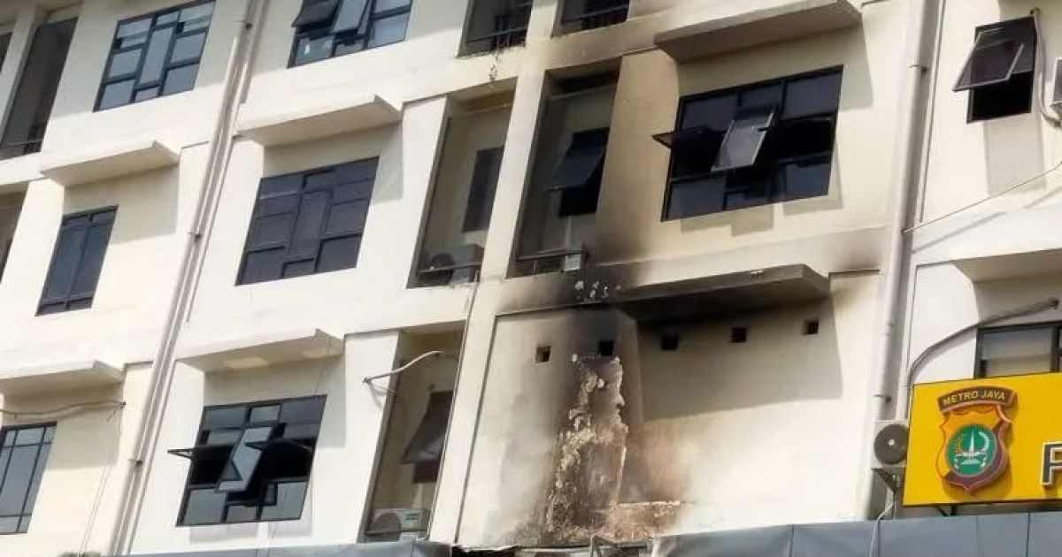Kebakaran terjadi di salah satu gedung di Polres Metro Jakarta Barat yang berlokasi di Jalan Daan Mogot pada Rabu pagi, 8 April 2026, sekitar pukul 08.13 WIB.(Lek).