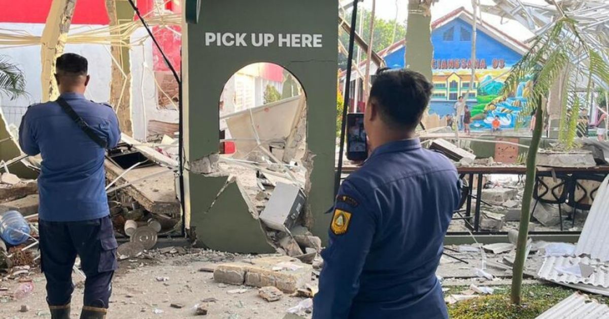Ledakan Hancurkan Gedung Lapangan Padel Kawasan Gunung Putri Bogor