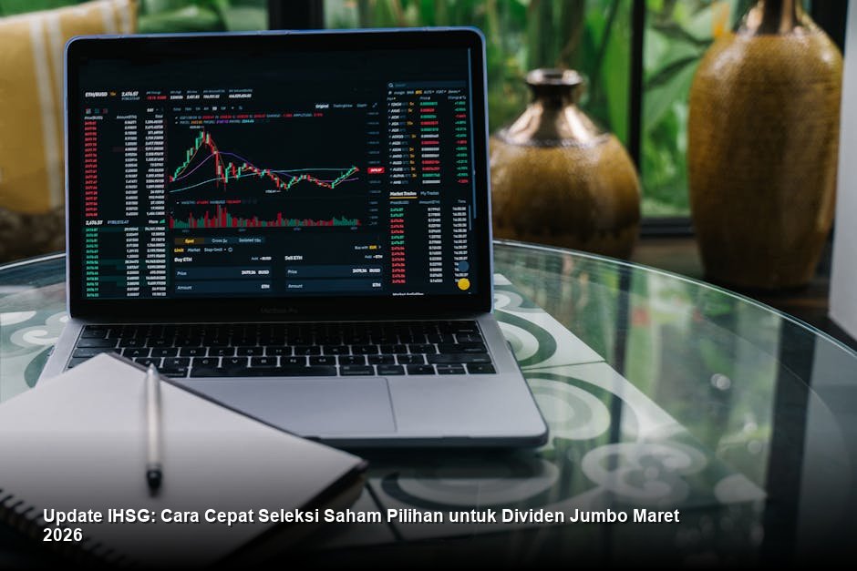 Tampilan layar monitor yang menunjukkan grafik candle-stick hijau yang bergerak naik tajam dengan latar belakang interior bursa saham modern yang futuristik.