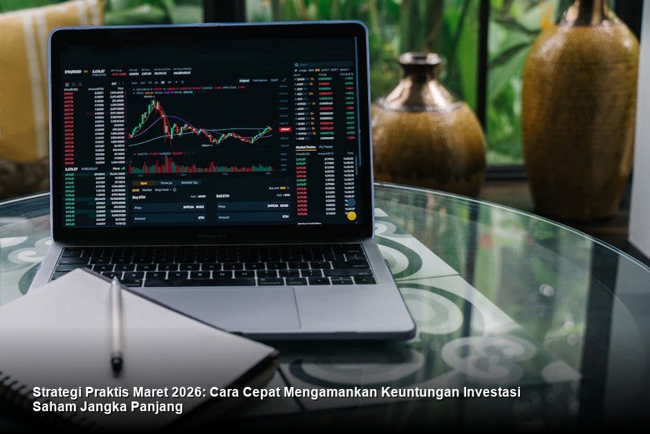Tiga orang profesional sedang berdiskusi di depan layar monitor besar menampilkan grafik saham berwarna hijau yang menanjak tajam.