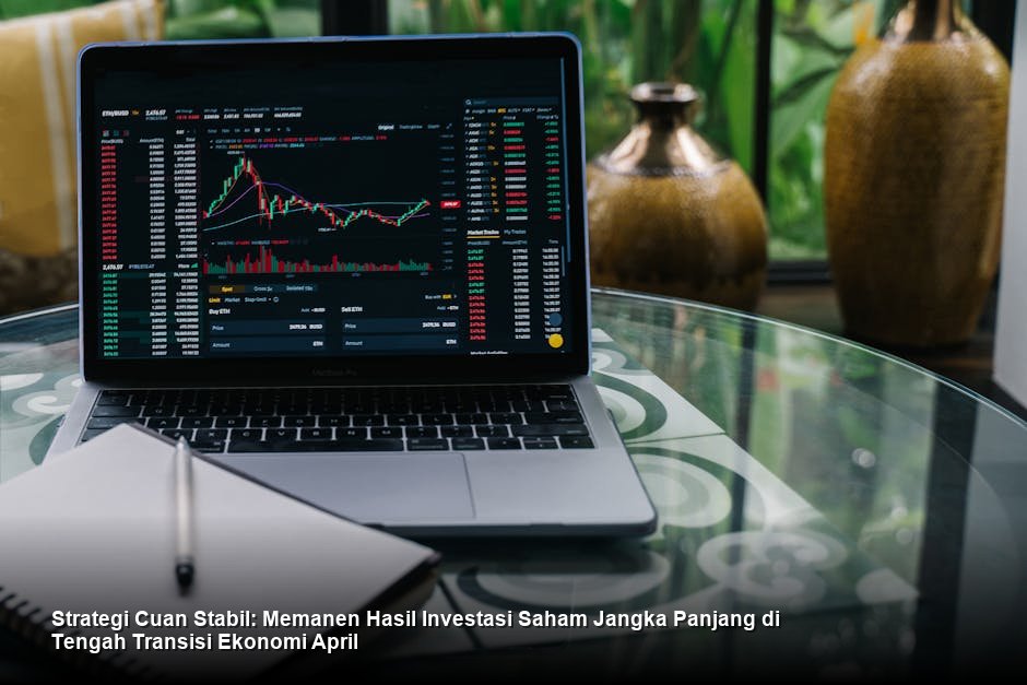 Suasana modern di lantai bursa dengan monitor menampilkan grafik saham berwarna hijau yang menunjukkan tren kenaikan jangka panjang.