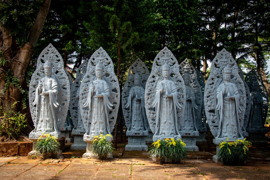 Grafik garis hijau yang menunjukkan tren kenaikan nilai aset dalam jangka panjang di atas latar belakang gedung bursa efek yang modern.