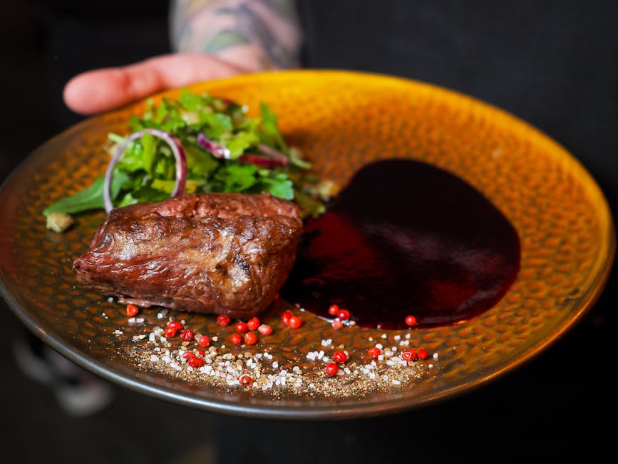 Foto sebuah hidangan rendang yang disajikan dengan teknik dekonstruksi artistik di atas piring keramik putih bersih.