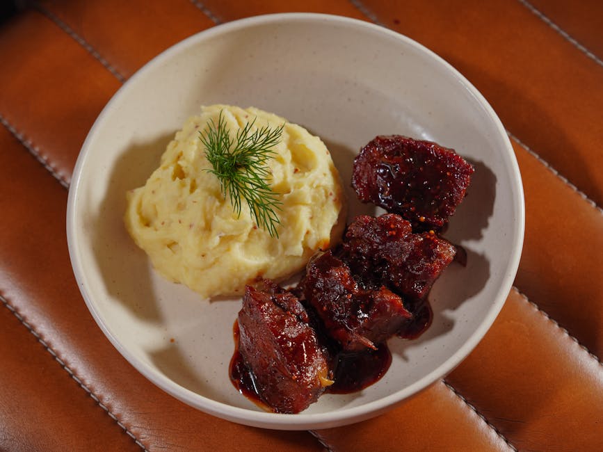 Piring saji berisi hidangan tradisional dengan hiasan rempah segar yang ditata secara artistik.