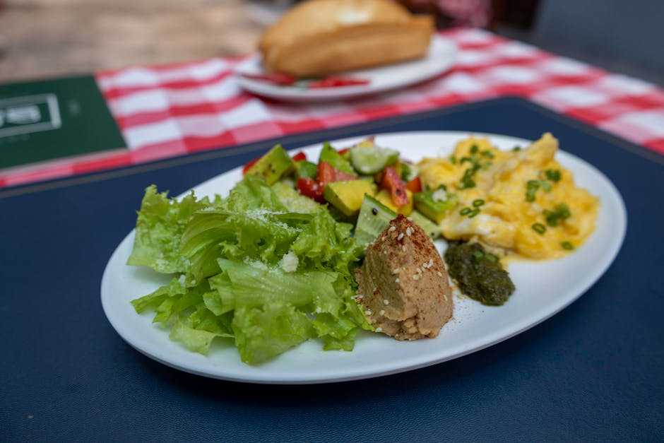 Foto susunan hidangan tradisional Indonesia yang disajikan dengan estetika modern di atas meja kayu.