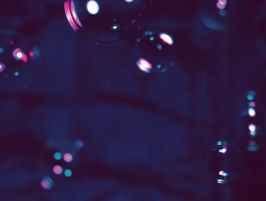 Ilustrasi estetik rasi bintang Sagitarius yang bersinar terang di langit malam yang penuh dengan gugusan galaksi berwarna ungu dan biru.